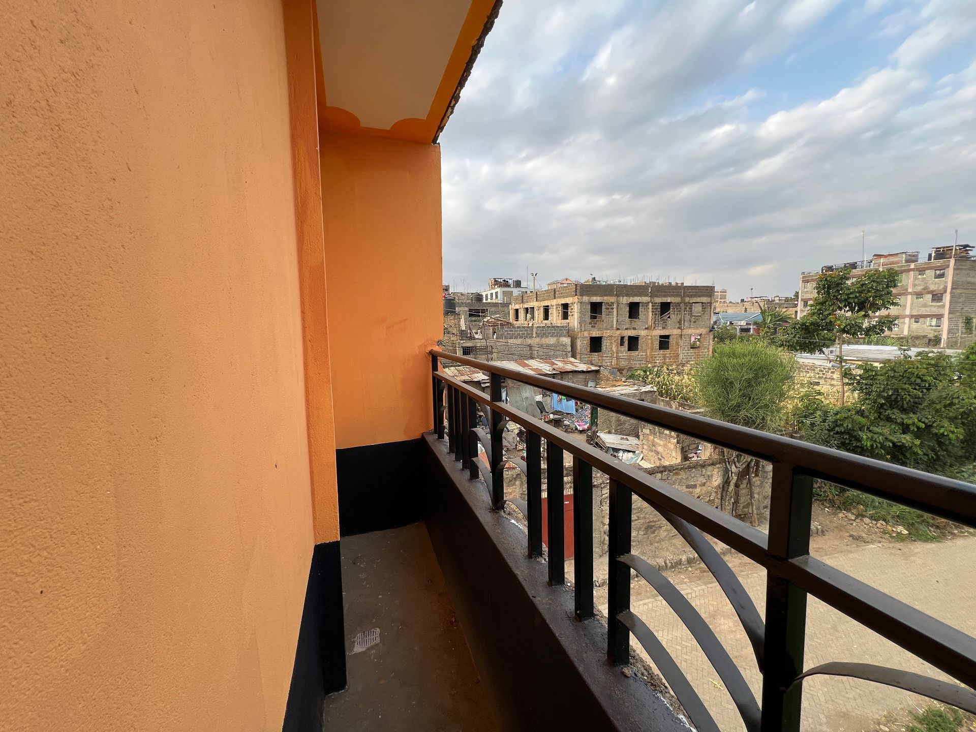 Modern Bedsitter in Kasarani Mwiki near Road with Balcony and Parking, photo 2