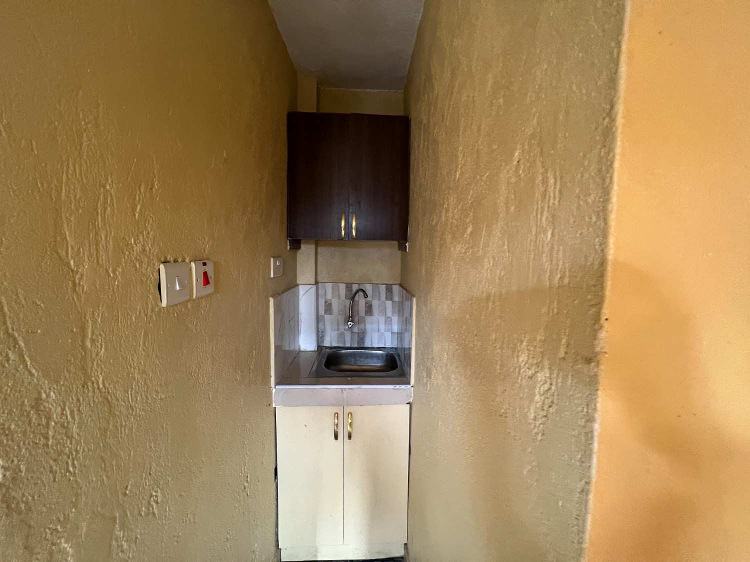 Modern Bedsitter in Kasarani Mwiki near Road with Balcony and Parking, photo 5